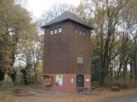 Schermbeck-Bricht : Alte Poststraße, die "Turmstation Alter Postweg" an der Alten Poststraße ist ein ehem. RWE-Trafoturm von 1942. Es gibt dort einen Rastplatz und eine E-Bike-Ladestation.